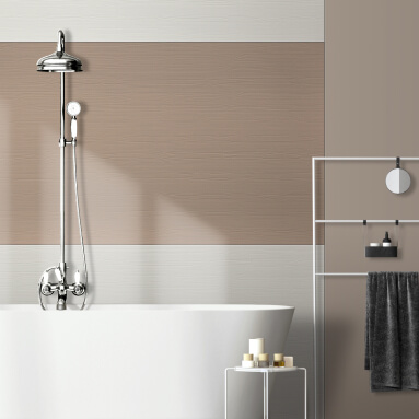 Un baño moderno con un elegante panel de pared en tonos beige y blanco que crea un fondo con estilo. Una bañera blanca con grifería cromada y una ducha de mano completan el diseño minimalista.