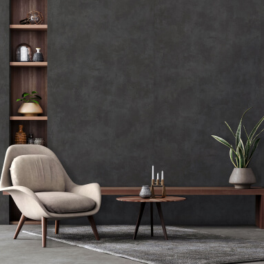 Salón moderno con chimenea, suelo de madera y pared de hormigón. La chimenea está empotrada en la pared y tiene un frontal de vidrio para que se puedan ver las llamas. Junto a la chimenea hay una escalera que conduce a un nivel superior de la habitación. La habitación está amueblada con muebles modernos, incluyendo una mesa, sillas y una planta.