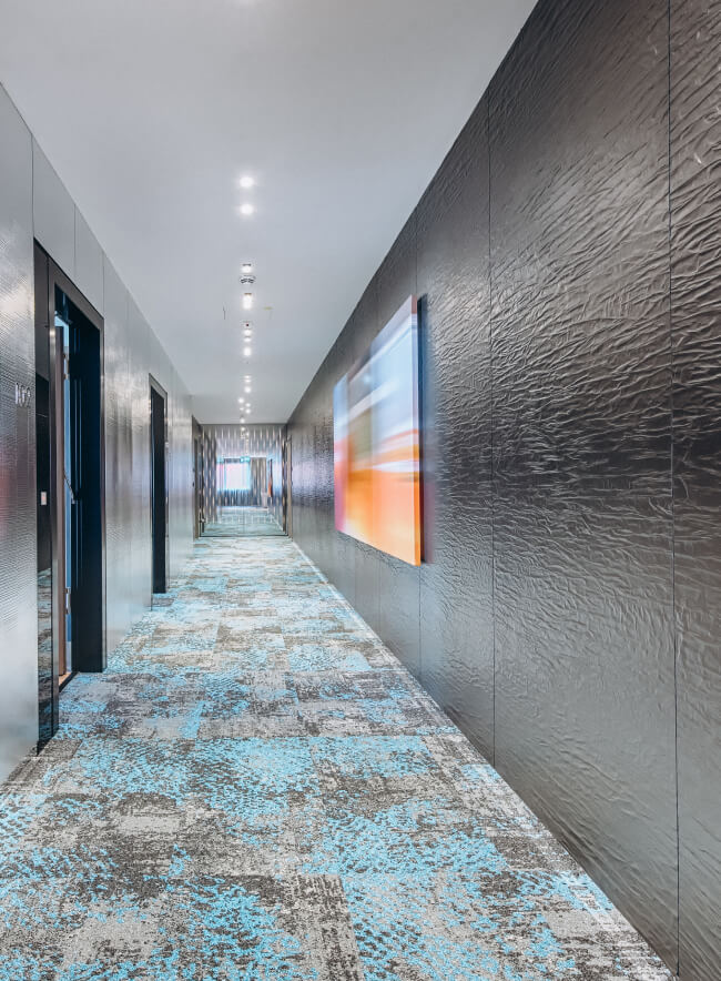 Foto de interior: pasillo con paneles de pared de diseño que imitan el metal, creando un acento texturizado y elegante.