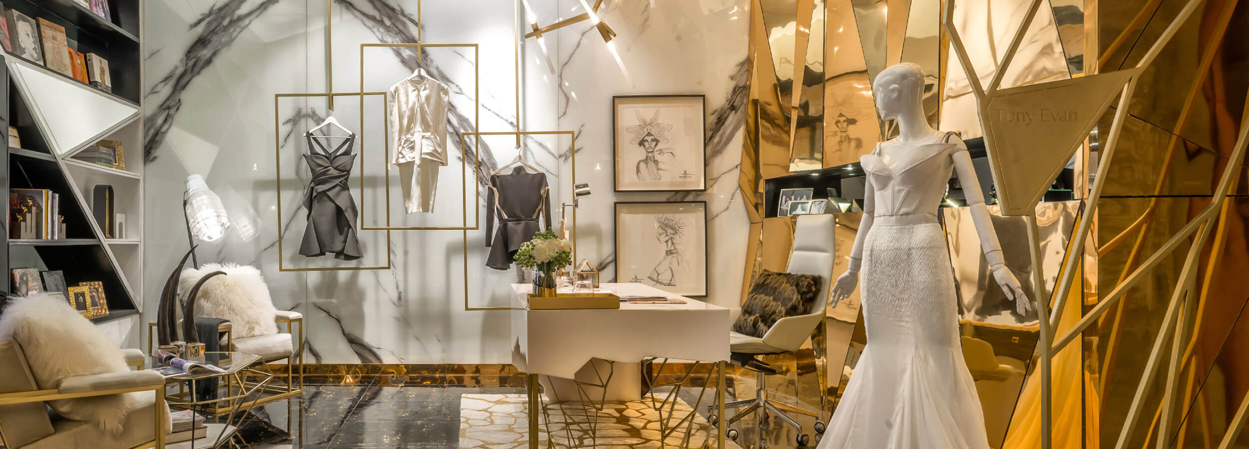 Lujoso salón de novias con un panel de pared de metal espejado que muestra un impresionante vestido de novia en un maniquí.