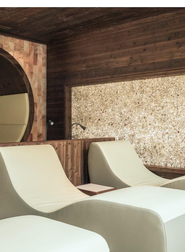 Un spa moderno con un panel de pared de flores secas naturales.