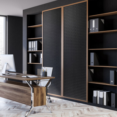 Un interior de oficina elegante: una oficina espaciosa con una ventana panorámica, un escritorio de madera y una pared de acento con un panel texturizado tridimensional. La combinación de texturas y materiales le da a la habitación un aspecto elegante y contemporáneo.