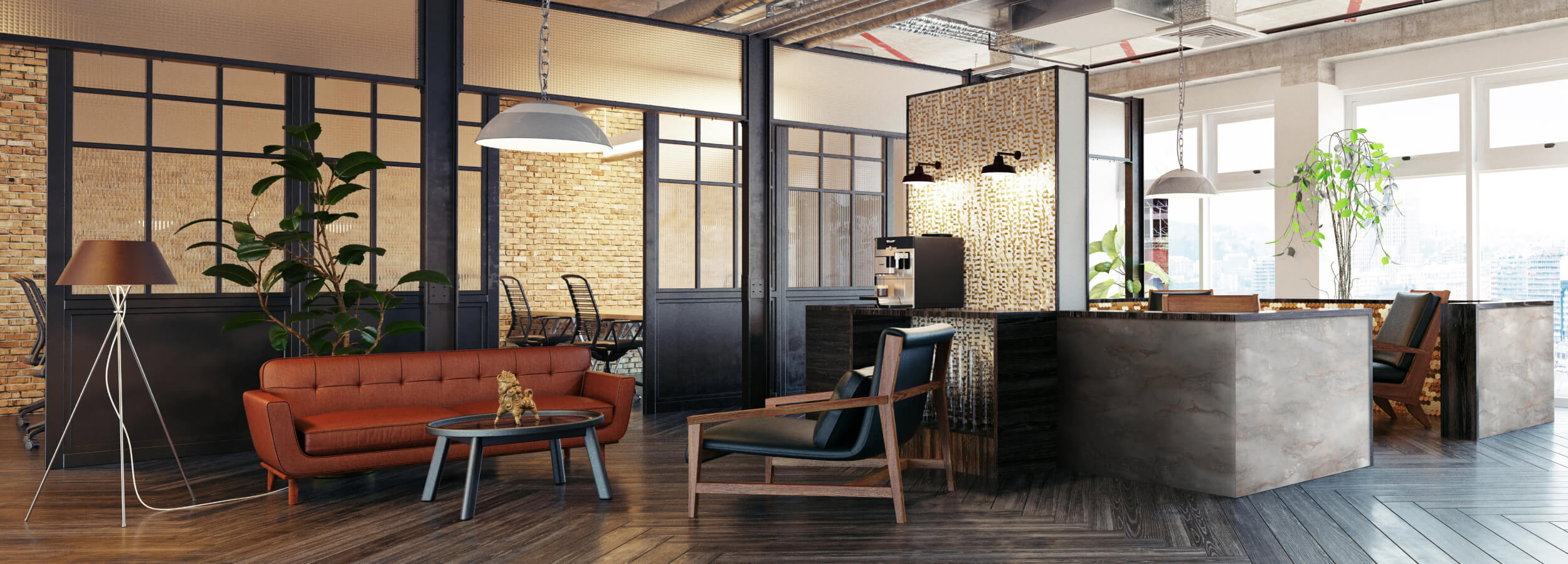 Interior de oficina tipo loft con énfasis en materiales naturales: un panel de pared de piedra, suelo de madera y plantas vivas. Un sofá y un sillón de cuero crean un ambiente acogedor para trabajar y relajarse.