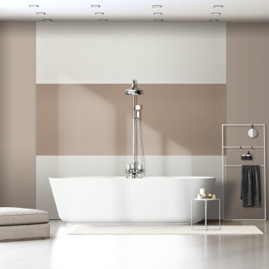 Baño moderno con una pared de acento revestida con un panel de pared de plástico texturizado. La combinación de tonos claros y cálidos de los paneles crea una atmósfera tranquila y elegante. Una bañera blanca y grifería de diseño completan el diseño interior minimalista.