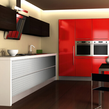 Cocina moderna con un panel de pared con efecto 3D metálico detrás de la estufa. La cocina tiene una encimera blanca lisa, un refrigerador rojo y una campana extractora negra. El suelo es de madera oscura.