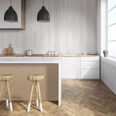 Paneles de madera clara en la pared de la cocina, combinados con azulejos beige y un suelo de parquet en espiga. Interior de cocina moderno con una pared de acento de material texturizado con aspecto de madera, creando un ambiente acogedor. Revestimiento de madera natural en la pared de la cocina, ampliando visualmente el espacio y agregando calidez al interior.