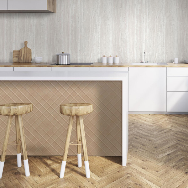 Cocina con un panel de pared de imitación de madera beige detrás de la isla de cocina, dos taburetes de madera y un suelo de madera en espiga.