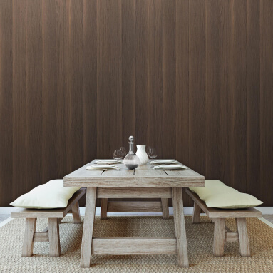 Un comedor moderno con una pared de acento revestida de paneles de madera para imitar la madera natural. Una mesa maciza de madera y bancos complementan el aspecto, creando un ambiente cálido y acogedor.