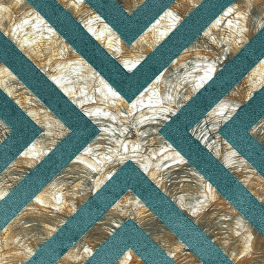 Panel de pared con conchas reales verdes y marrones.