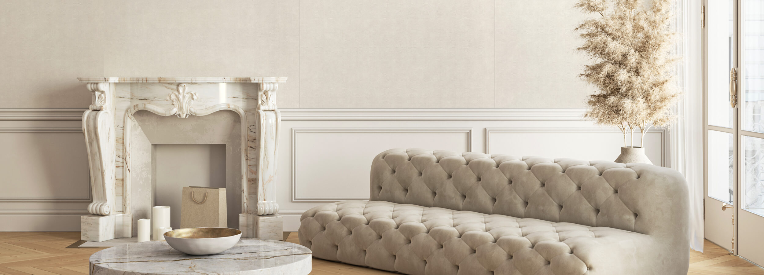 Soggiorno elegante con camino in marmo, divano beige e vaso alto con erba della pampa.
