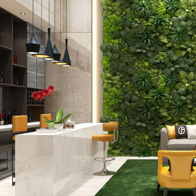 Salotto moderno con un bar in marmo bianco, una parete verde con piante vive e una parete in vetro con effetto metallico che riflette il paesaggio urbano.