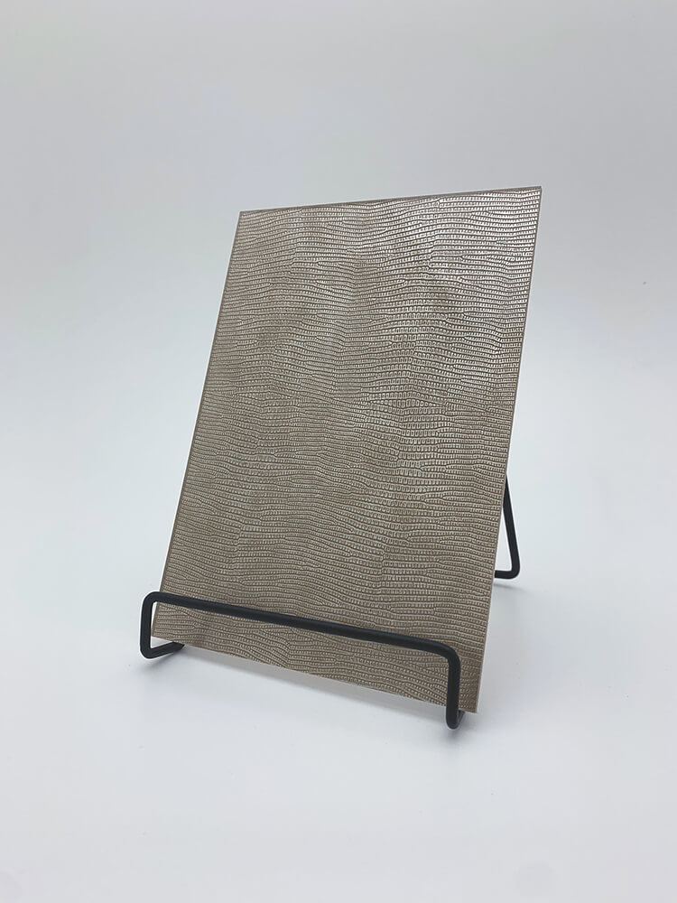 Pannello murale WallFace aspetto vetro e pelle 16979 LEGUAN Silver AR+ autoadesivo argento grigio Pannello murale WallFace aspetto vetro e pelle 16979 LEGUAN Silver AR+ autoadesivo argento grigio