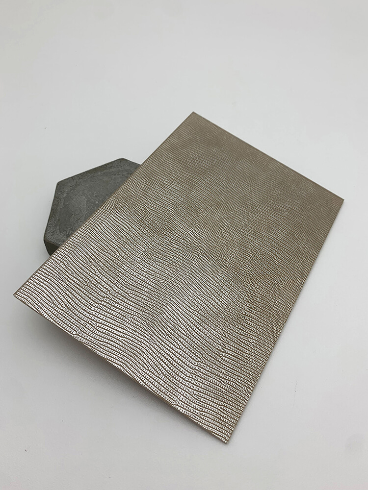 Pannello murale WallFace aspetto vetro e pelle 16979 LEGUAN Silver AR+ autoadesivo argento grigio Pannello murale WallFace aspetto vetro e pelle 16979 LEGUAN Silver AR+ autoadesivo argento grigio