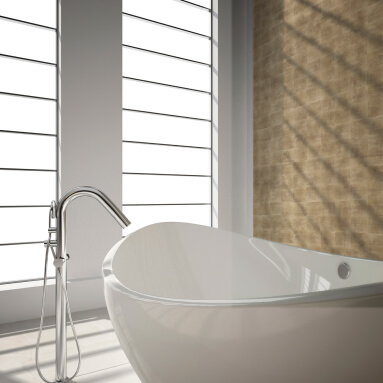 Ein modernes Badezimmer mit einer ovalen freistehenden Badewanne und einer vintage Metallwand. Die Badewanne ist weiß und hat einen verchromten Wasserhahn. Die Wandplatte ist texturiert und hat einen warmen metallischen Glanz. Natürliches Licht fällt durch ein großes Fenster in das Badezimmer.